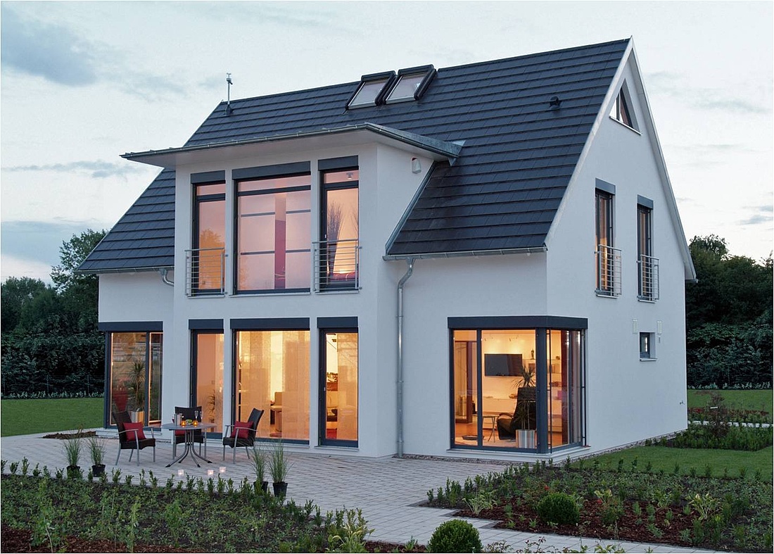 Große Fensterflächen sorgen für einen hohen solaren Wärmeanteil im Plusenergiegebäude wie hier von Hersteller Luxhaus. (Foto: Bundesverband Deutscher Fertigbau (BDF) / LUXHAUS)
