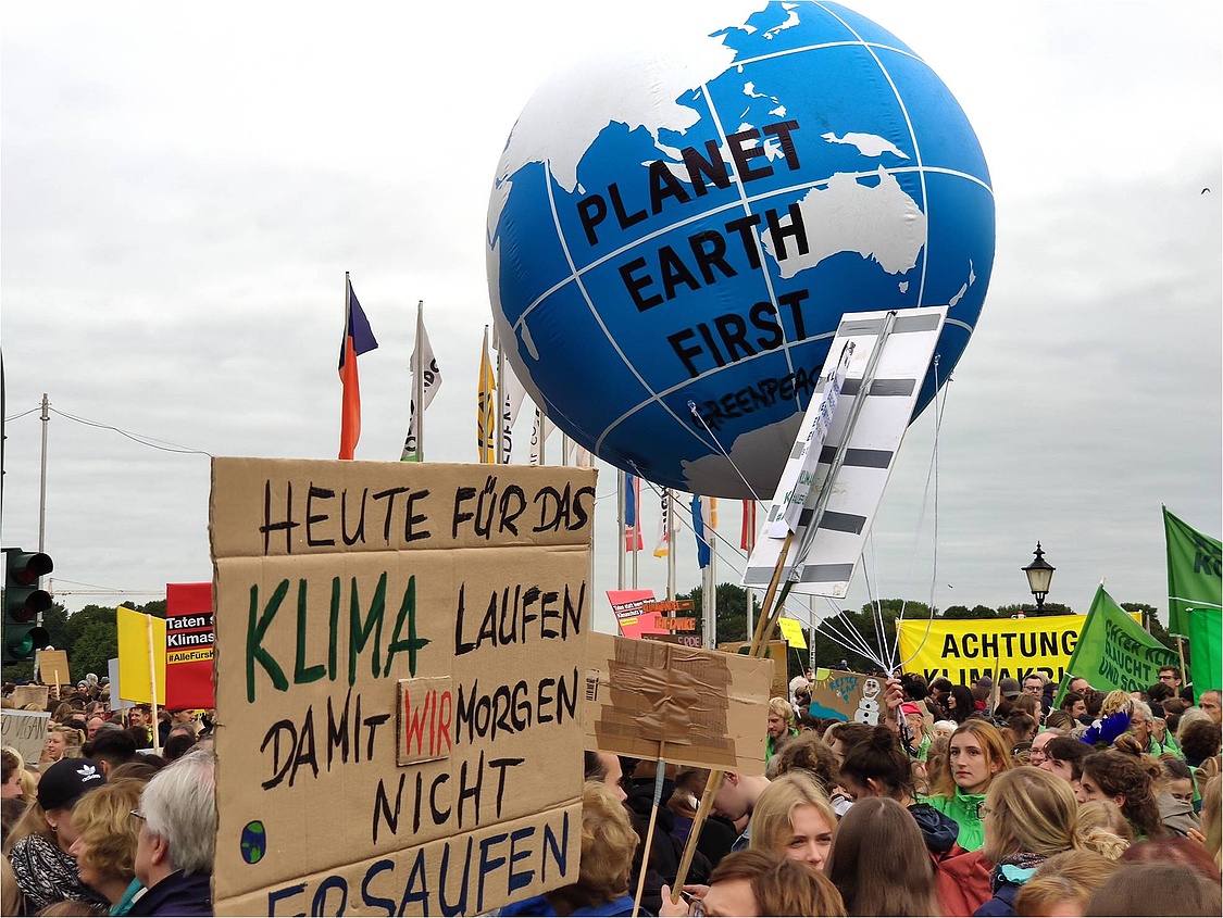 Mindestens 70.000 Menschen demonstrierten heute in Hamburg für einen besseren Klimaschutz. Das derweil verabschiedete Eckpunktepapier "Klimaschutzprogramm 2030" dürfte viele enttäuschen. (Foto: energie-experten.org)