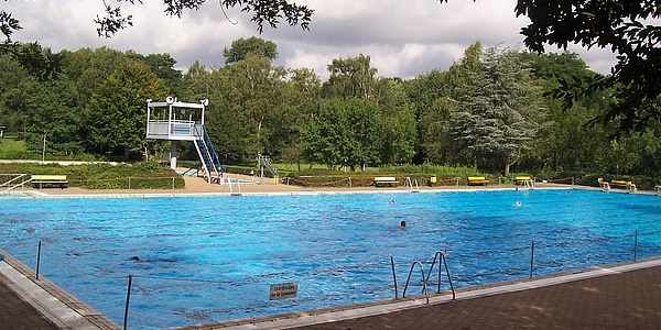 Das Bild zeigt das Schwimmbecken in dem Freibad Mollbeck.