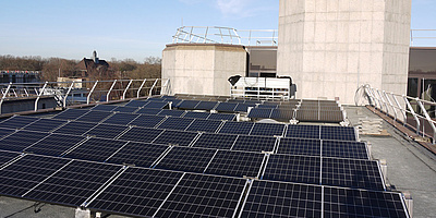 Hier sehen Sie die Solaranlage auf dem Dach des Finanzamtes Duisburg-West