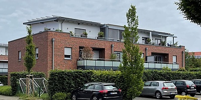 Das 2010 gebaute Mehrfamilienhaus in Ahaus versorgt sich selbst mit PV, Solarwärme und einer Erdwärmeheizung (Foto: © Schwarte)