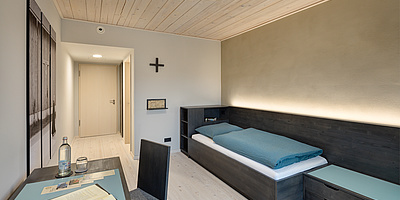 Das Bild zeigt ein Gästezimmer im Haus St. Wunibald