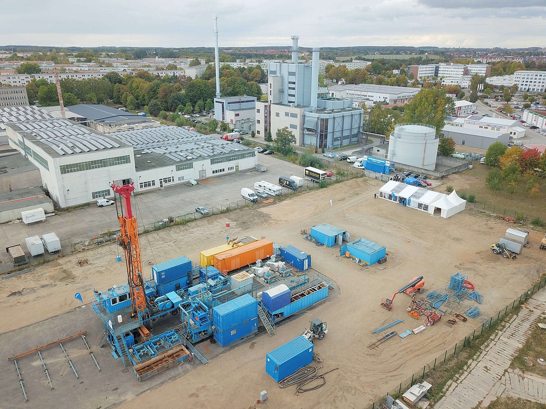 Bohrturm für die Förderbohrung am Heizkraftwerk Lankow, die die Stadtwerke Schwerin bereits im Jahr 2018 erfolgreich durchgeführt haben. (Foto: Stadtwerke Schwerin)