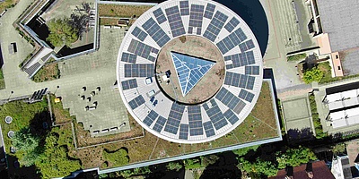 Hier sehen Sie eine Luftaufnahme der Solaranlage auf dem Dach der Gemeinschaftschule West in Tübingen