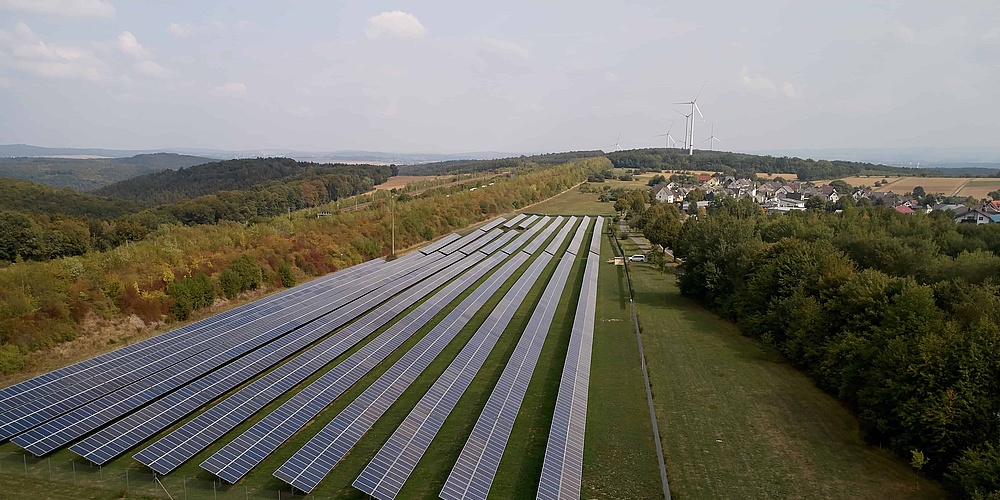 Das Bild zeigt den Solarpark in Görgeshausen.