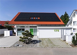 Das BayWa r.e. "Plus-Energie-Solarhaus" erreicht mit einer 30 kWp Photovoltaik-Anlage und einem 16 kWh-Stromspeicher einen Autarkiegrad von 80 Prozent. (Foto: BayWa r.e. renewable energy GmbH)