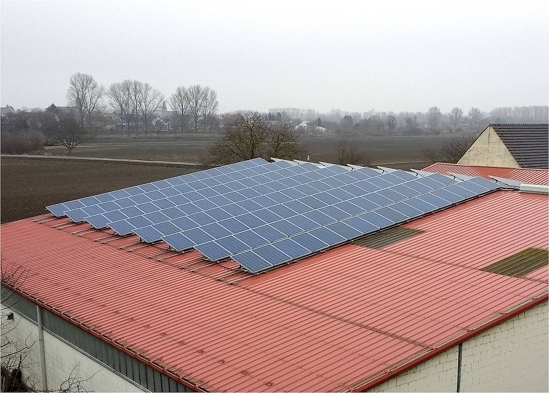 Auf flach geneigten Dächern können die Solarmodule wie hier bei einer Anlage in Speyer auch auf beiden Dachhälften aufgeständert werden. (Foto: energie-experten.org)