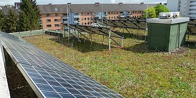 Hier sehen Sie die Solaranlage auf dem Dach der Koelner Seniorensiedlung