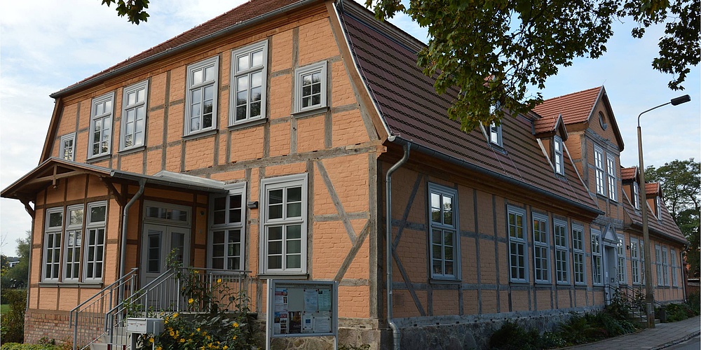Das Bild zeigt das Amtshaus in Bad Doberan von außen.