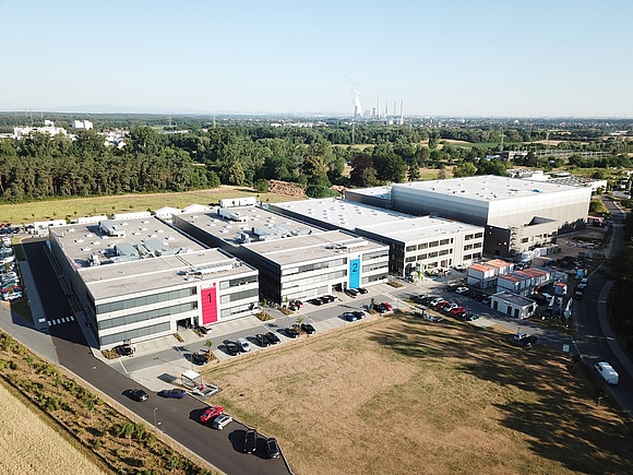 Konzernzentrale der BMZ Group in Karlstein am Main, wo 2019 eine dritte Produktionshalle sowie das Logistik Center entstanden (1. und 2. Gebäude v. r.). (Foto: BMZ Holding)