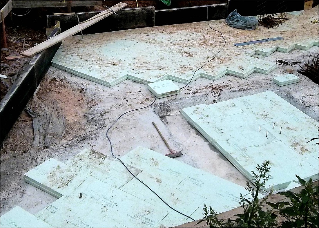Verlegung einer Perimeterdämmung der Bodenplatte mit typischer Stufenfalz. (Foto: energie-experten.org)