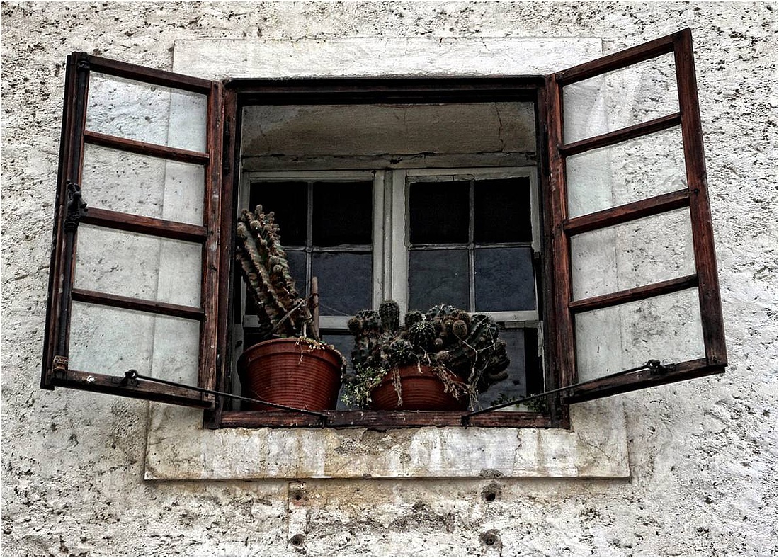 Altes Holzfenster vor einer Modernisierung (Foto: Antranias / pixabay)