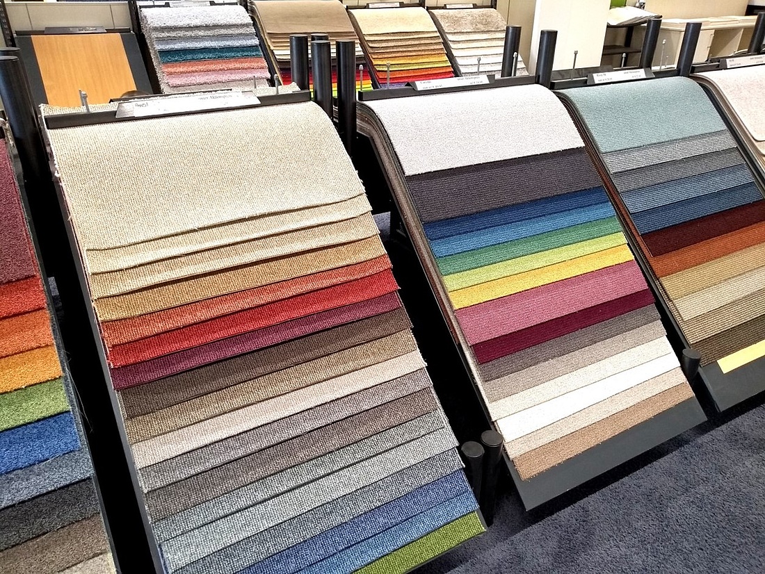 Vor dem Kauf eines Teppich-Bodenbelages sollte man unbedingt mehrere Muster bestellen, um zuhause zu prüfen, ob Farbe und Gewebestruktur (Textur) in die Räumlichkeiten und zur Einrichtung passen. (Foto: energie-experten.org)