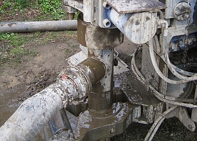 Bohrung eines Brunnes zur Erdwärmenutzung über eine Wasser/Wasser-Wärmepumpe (Foto: energie-experten.org)