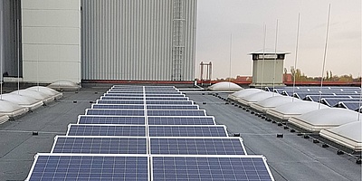 Das Bild zeigt die Solaranlage auf dem Dach.