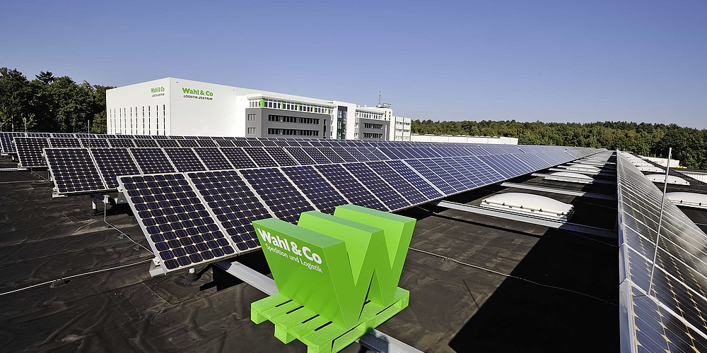 Das Bild zeigt die Solaranlage auf dem Gebäude der Wahl GmbH in Bielefeld.