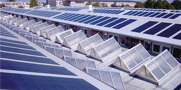 Hier sehen Sie die Solarmodule auf den Dächern der Straßenbahnwerkstätten in München