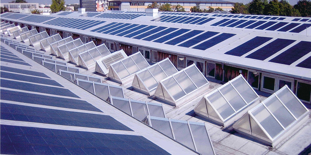 Hier sehen Sie die Solarmodule auf den Dächern der Straßenbahnwerkstätten in München