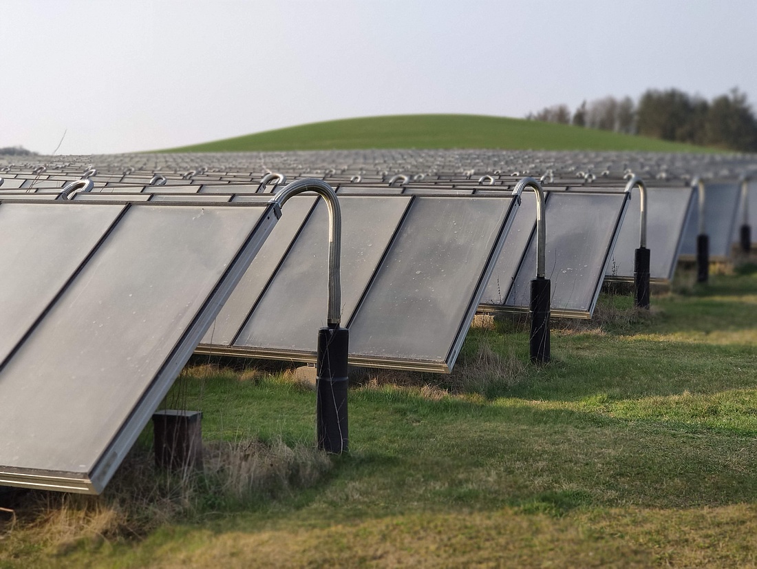 Blick auf eine solarthermische Freiflächenanlage auf der dänischen Insel Langeland