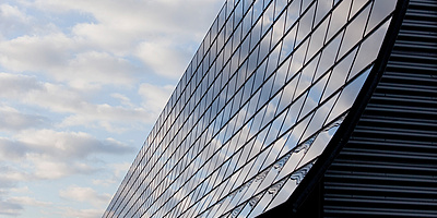 Das Bild zeigt die Solarfassade von außen (Foto: FBH/schurian.com / Bernhard Schurian)