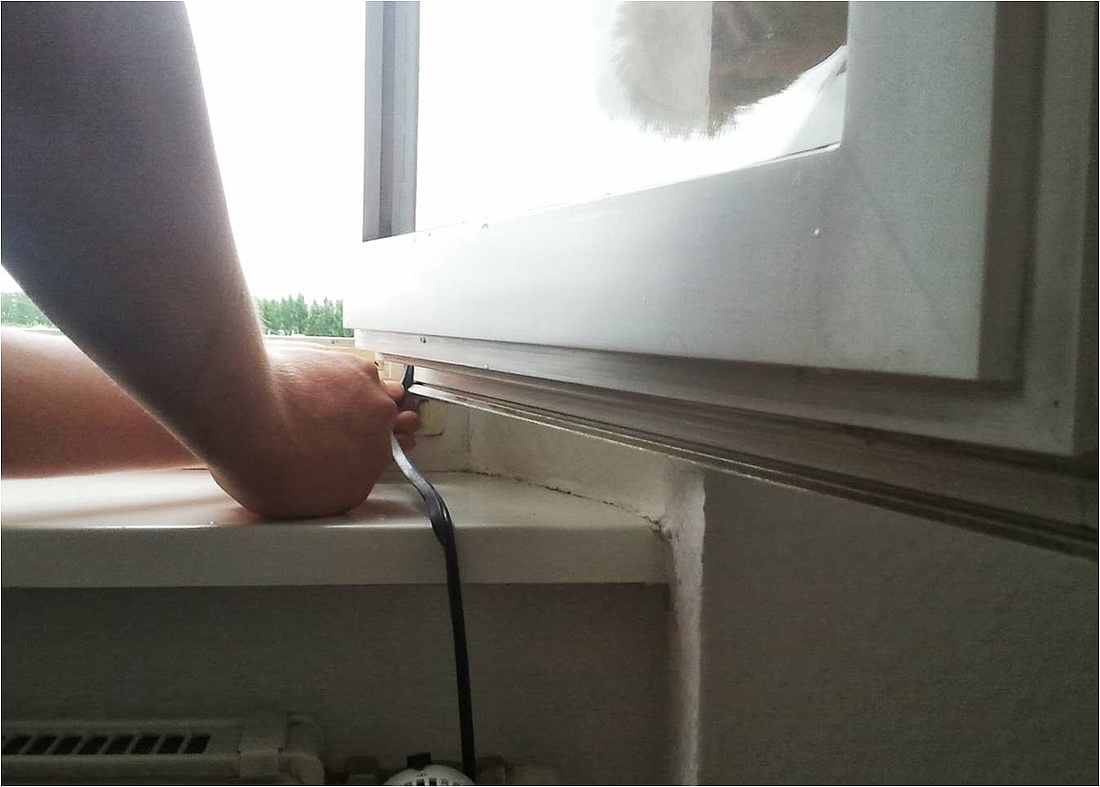 Führen Sie das Isolierband zwischen Fensterflügel und Fensterrahmen in der dafür vorgesehenen Nut entlang. (Foto: energie-experten.org)