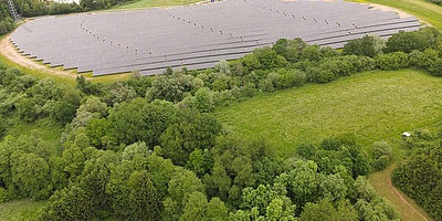 Blick aus der Vogelperspektive auf die Megawatt-Solaranlage in Nalbach (Foto-Copyright: Schoenergie GmbH)