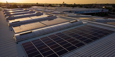 Das Bild zeigt die Dachfläche des Zentrallager mit der Solaranlage.