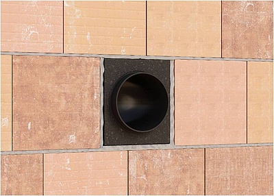 Das Wandeinbausystem Simplex wird anstelle eines Mauersteins in die Wand eingesetzt. Beim späteren Einbau der dezentralen Lüftungsgeräte entfallen so die Kernbohrung und die Aushärtung. (Foto: inVENTer GmbH)