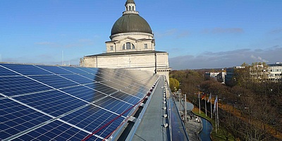 Das Bild zeigt die Solarpaneele auf der Dachfläche der bayerischen Staatskanzlei.