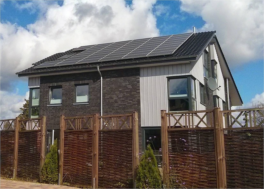 Teilen sich Nachbarn in einem Doppelhaus eine sonst als groß geltende Solaranlage, so kann sie aus steuerlicher Sicht als Kleinanlage gewertet werden. (Foto: energie-experten.org)