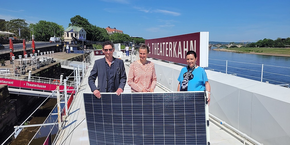 Das Bild zeigt die Übergabe eines Solar-Panels für den Theaterkahn in Dresden