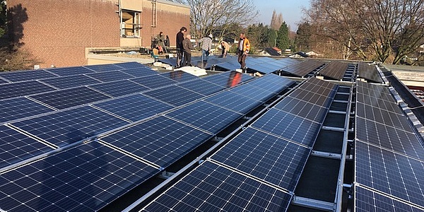 Das Bild zeigt die Solaranlage auf der Schule in Krefeld.