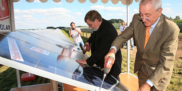 Das Bild zeigt zwei Personen bei der Einweihung der neuen Solaranlage.