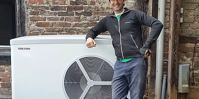 Das Bild zeigt den Schauspieler Thomas Maximilian Held mit seiner Wärmepumpe.