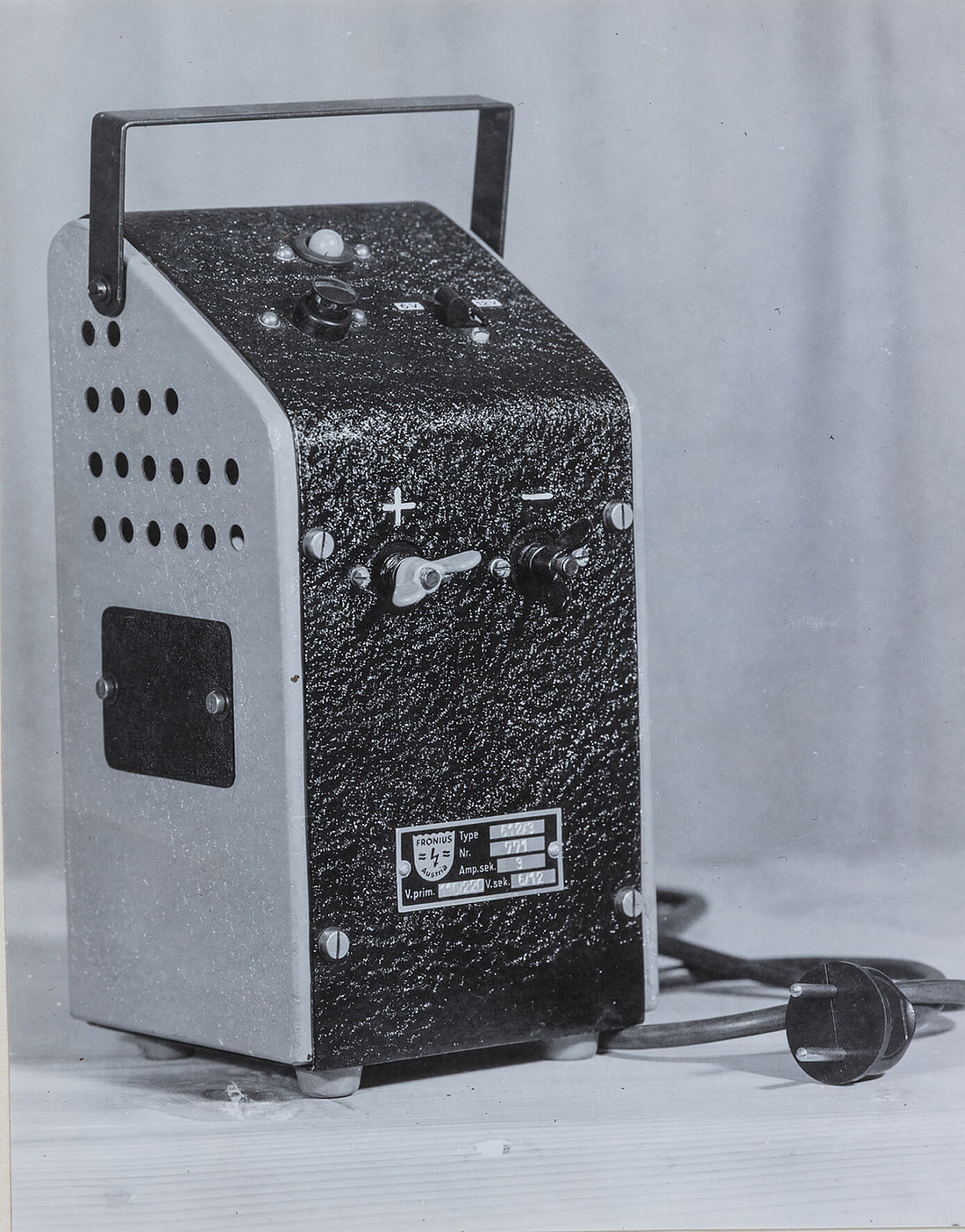 Archivfund: eines der ersten Batterieladegeräte. (Foto: Fronius International GmbH)
