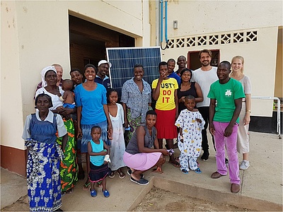 Die Blockchain geht im afrikanischen Harare online: Gruppenfoto mit dem maxx und Sunergy Team, Michael Kober, dena 3.v.r, und Patienten aus dem Krankenhaus (Foto: maxx-solar energy PTY Ltd.)