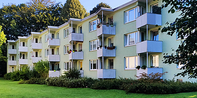 Die Mehrfamilienhäuser im Bramfelder Weg 34-45 wurden mit dem Solarpreis 2004 vom Eurosolar e. V. ausgezeichnet. (Foto: energie-experten.org)