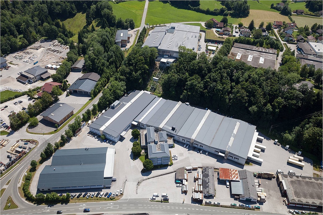 Luftaufnahme des Schlotterer Standortes in österreichischen Adnet bei Salzburg (Foto: Schlotterer Sonnenschutz Systeme GmbH / Andreas Hauch)