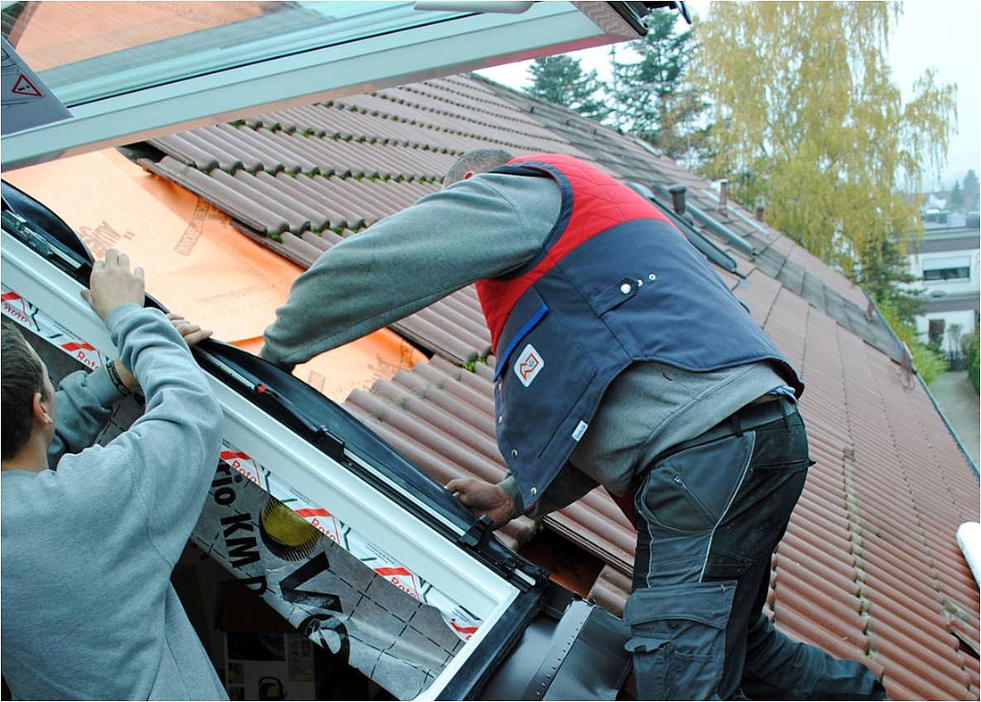Die Ausführung des Dachanschlusses beim Dachfenstereinbau sollte immer sehr sorgfältig ausgeführt werden. (Foto: HF.Redaktion/ Dachdecker-Innung Hamburg)