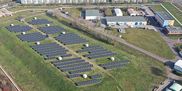 Das Bild zeigt die Solaranlage auf einer Freifläche des HWS-Betriebsgeländes.