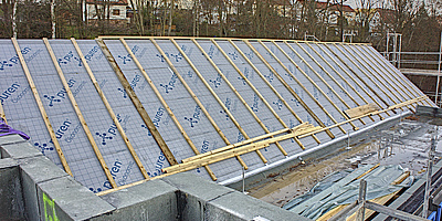 Das Bild zeigt die Dachkonstruktionen von zwei Flügelbauwerken