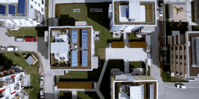 Im Freiburger Quartier Gutleutmatten wurden dezentrale Solarthermie-Anlagen innovativ in ein Nahwärmenetz eingebunden. (Foto: Fraunhofer ISE)