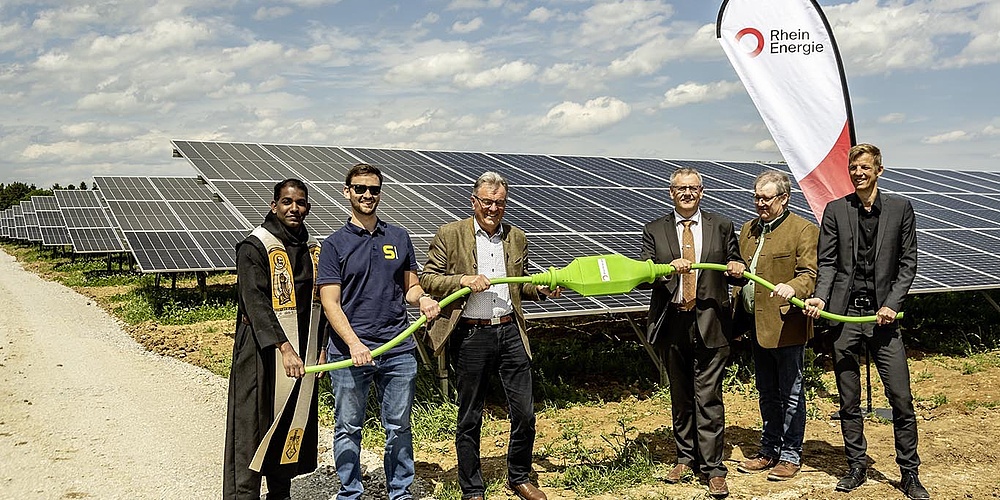 Das Bild zeigt die Eröffnung des Solarparks Hemau