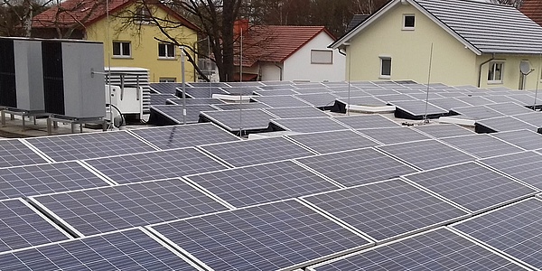 Das Bild zeigt die Solaranlage auf der Kita in Kaiserslautern.