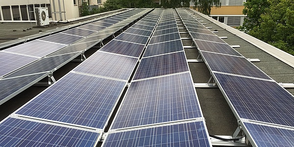 Das Bild zeigt die Solarmodule auf dem Dach der IT-Firma in Nürnberg.