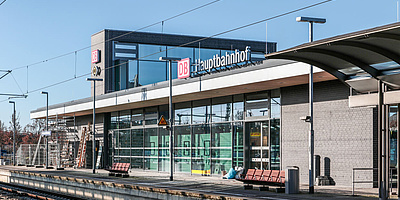 Das Bild zeigt den klimaneutralen Bahnhof in Lutherstadt-Wittenberg von außen.
