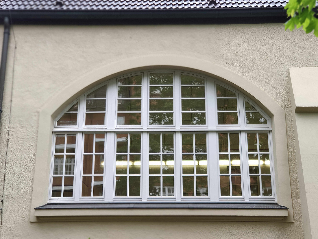 Stichbogenfenster als Sprossenfenster in einer alten Schule (Foto: energie-experten.org)