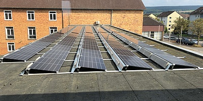 Dieses Foto zeigt die neue Photovoltaikanlage auf dem Dach des Schulgebäudes