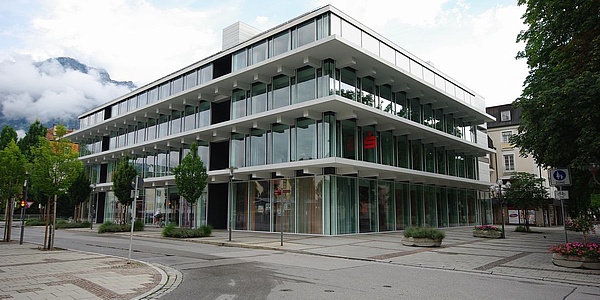 Das Bild zeigt die Sparkasse in Bad Reichenhall in Bayern von außen. 