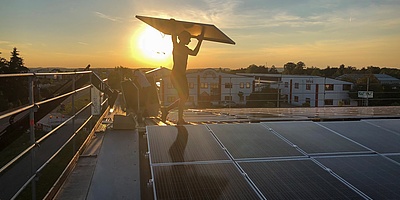 Das Bild zeigt die Solaranlage auf dem Dach des Unternehmens.